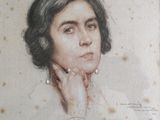 portrait d'une femme portant un collier et des boucles d'oreilles en perles