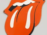 un logo des Rolling Stones de couleur orange sur fond blanc
