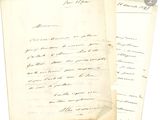 deux vieux papiers avec de l'écriture assis l'un à côté de l'autre