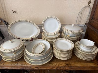 beaucoup d'assiettes et de bols posés sur une table en bois