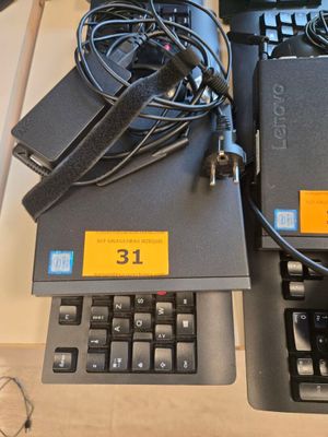 deux ordinateurs portables posés l'un à côté de l'autre sur une table