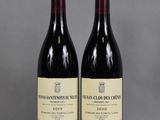 deux bouteilles de vin posées sur une table l'une à côté de l'autre