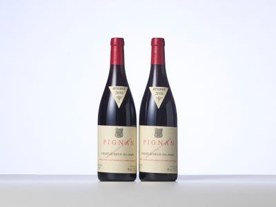 deux bouteilles de vin rouge posées sur une table