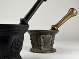 paire de mortier et pilon anciens sur fond blanc
