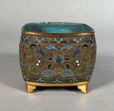 une image représentant un vase bleu et or orné d'un motif d'oiseau