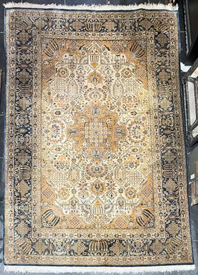 Un tapis persan ancien est exposé dans un magasin