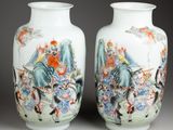 paire de vases chinois avec personnages assis sur une table