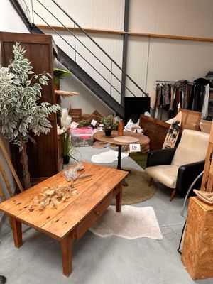 une image d'un salon avec beaucoup de meubles