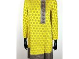 une robe de mannequin avec un imprimé jaune et marron