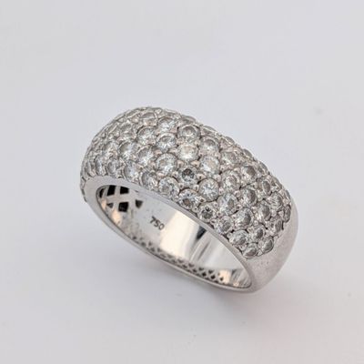 une bague en or blanc et diamants
