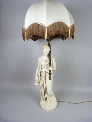 une lampe posée sur une table, surmontée d'un parapluie