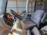 une photo d'un tracteur garé dans un garage
