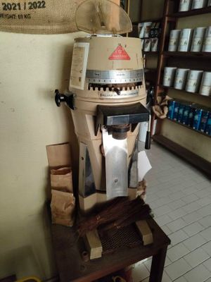 une machine posée sur une table dans une pièce