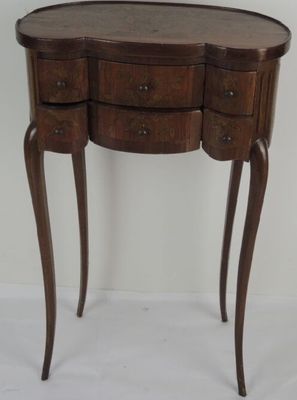 Petite table de forme rognon en bois de placage décor marque… - Photo 1