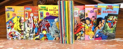 une pile de livres posés sur un lit