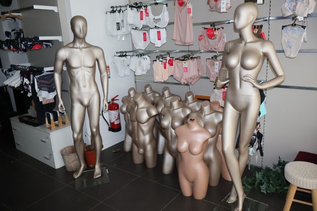 Deux mannequins sur pieds et neuf bustes de présentations
