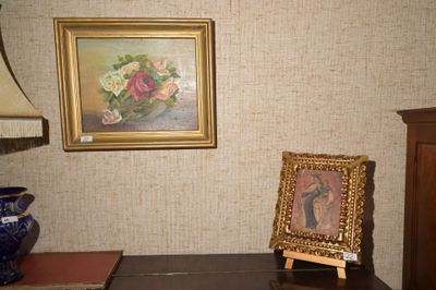 une photo d'un tableau et une photo d'un vase posé sur une table