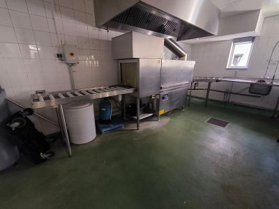 une image d'une cuisine avec beaucoup d'espace de travail