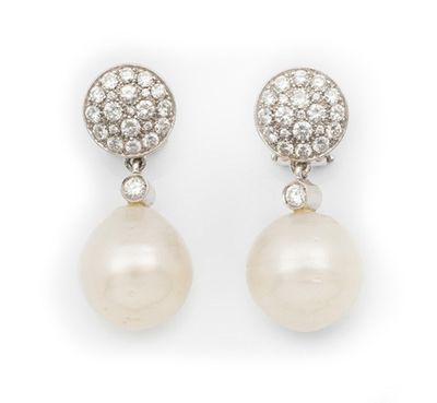 une paire de boucles d'oreilles en perles et diamants