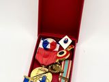 une boîte rouge contenant tout un tas de médailles