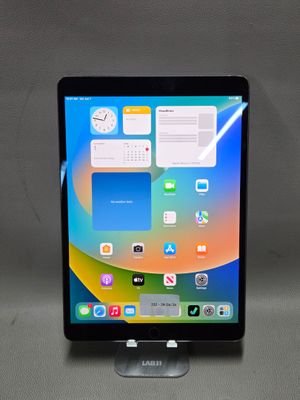une photo d'un iPad d'Apple exposé sur une table