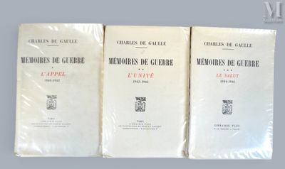 trois livres sont empilés les uns sur les autres sur une table