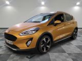 une Ford Fiesta jaune garée dans une pièce au sol à carreaux