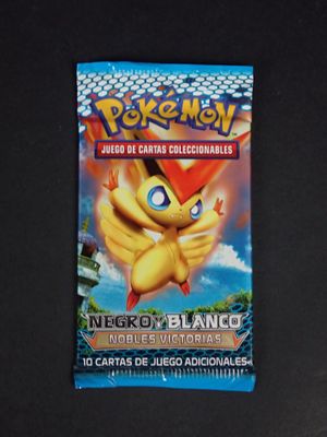 un gros plan sur un paquet de cartes Pokémon posé sur une table