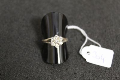 une bague posée sur une table avec une étiquette de prix