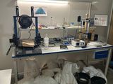 un bureau encombré d'objets, dans une pièce