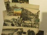 de nombreuses vieilles photos d'une ville accrochées au mur
