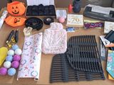 une table sur laquelle se trouvent divers objets, notamment une brosse à cheveux, un peigne, des ciseaux et d'autres objets