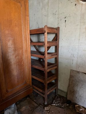 une étagère en bois dans un coin d'une pièce