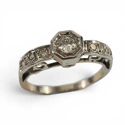 une photo d'une bague en diamant avec un diamant au centre