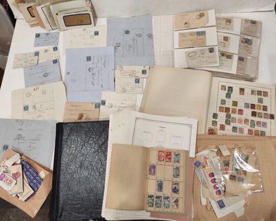 une table sur laquelle sont disposés de nombreux types de timbres différents