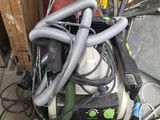 une image représentant un enchevêtrement de fils et un aspirateur