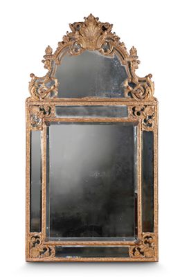 une image d'un miroir avec un cadre doré sur un fond blanc