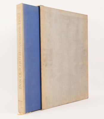 un vieux livre à la couverture bleue posé sur une surface blanche