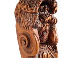 un vase en bois surmonté d'un oiseau