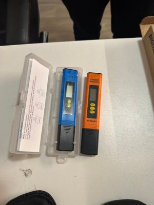 trois appareils électroniques posés sur une table à côté d'une boîte