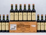 un lot de bouteilles de vin posées sur une caisse en bois