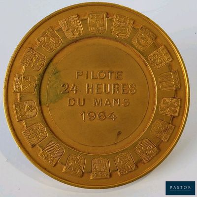 un gros plan d'une pièce d'or sur laquelle figure la date