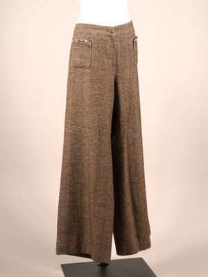 pantalon large en laine marron, avec des boutons sur le devant