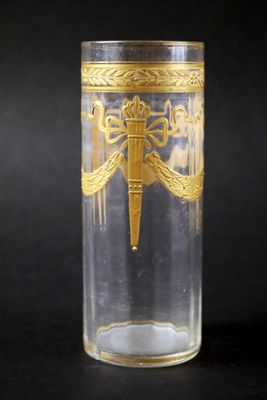 un verre orné d'un motif doré sur un fond noir