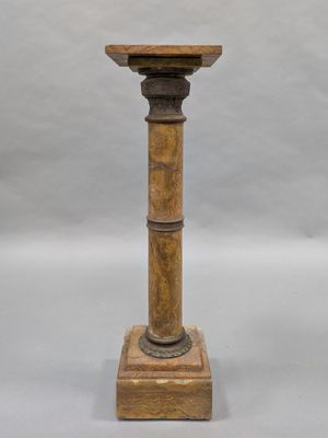 une image représentant un socle en bois surmonté d'un plateau en marbre