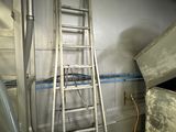 une échelle adossée au mur d'une pièce