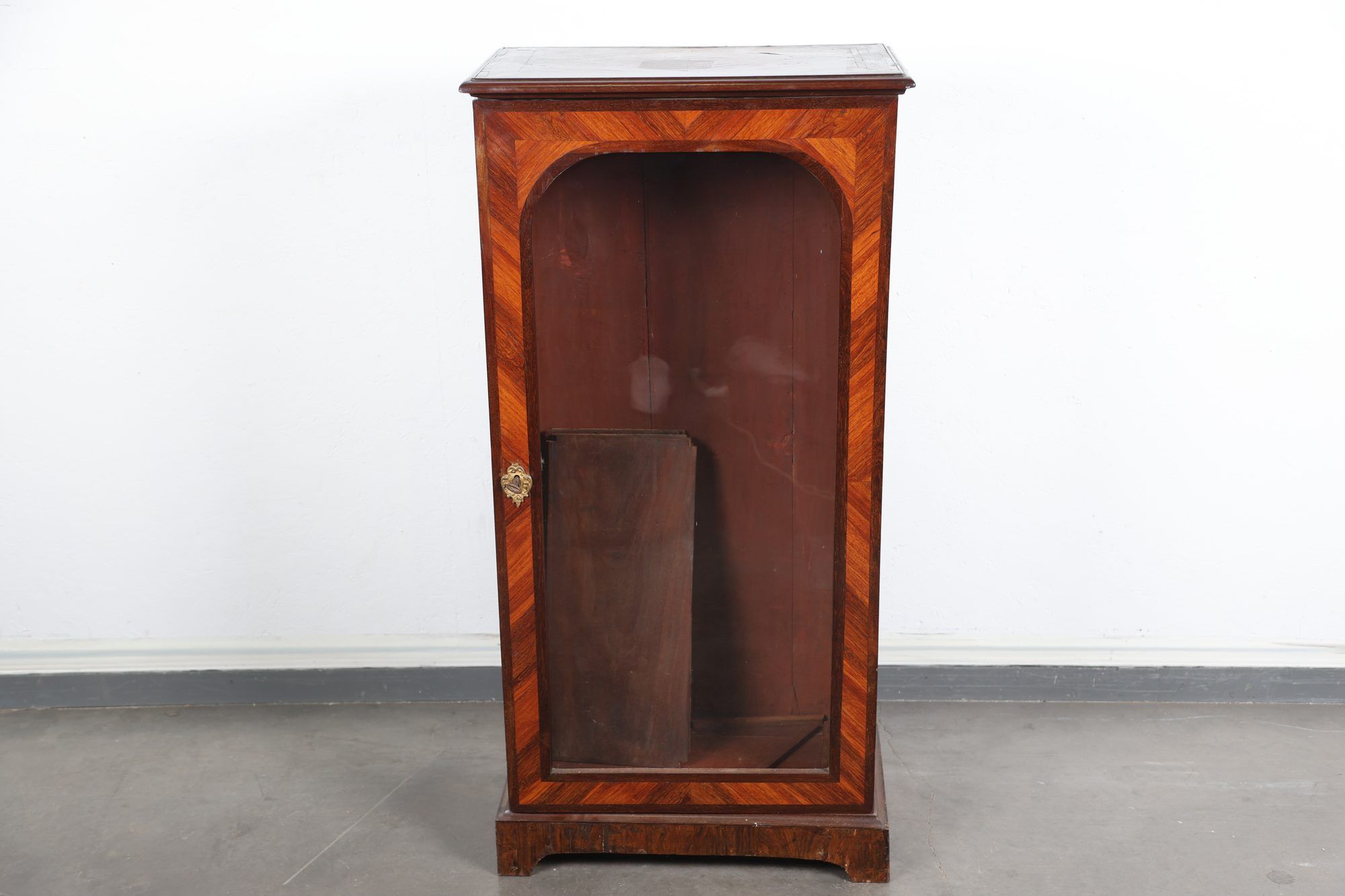 Petite vitrine d'appui en placage de bois de rose et palisan…