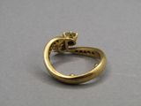 l'image d'une bague en or sertie d'un diamant