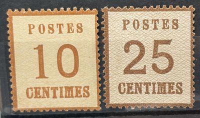 deux timbres portant respectivement les mentions « vingt cents » et « vingt cents »