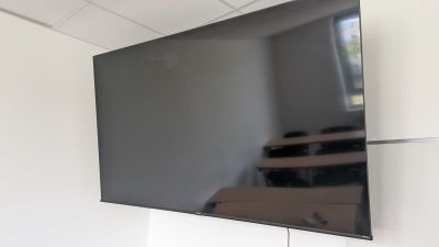 un téléviseur à écran plat fixé au mur dans une salle de classe